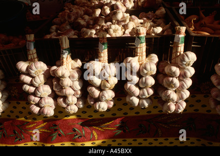 Saint Maximin la Sainte Baume France Cordes d'ail en vente sur le marché des fermiers Banque D'Images