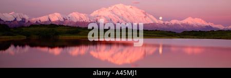 La pleine lune et Mt McKinley, Réflexion Étang Parc National Denali en Alaska Banque D'Images