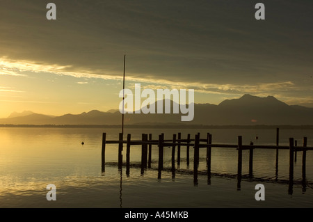 Soleil du matin au lever du soleil le lac Chiemsee Chiemsee Prien près de Chiemgau Haute-bavière Allemagne Banque D'Images