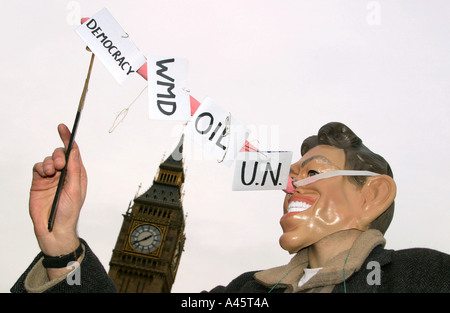 Un manifestant porte un masque de Tony Blair avec un nez de Pinocchio menteur comme le rapport Hutton est publié le rapport d'une enquête le suicide de fonctionnaire et expert en armes David Kelly après avoir été révélé comme la source possible d'allégations au cours de la guerre en Irak, les gouvernements britanniques Banque D'Images