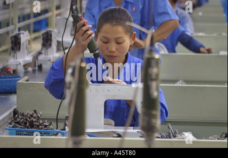 Les travailleurs sur la chaîne de montage de l'usine de machines à coudre groupe feiyue à taizhou chine Banque D'Images