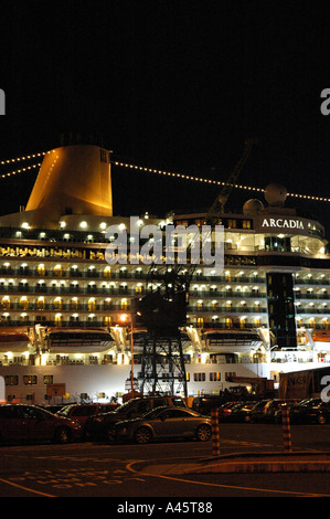 Arcadia cruise ship à Southampton docks Banque D'Images