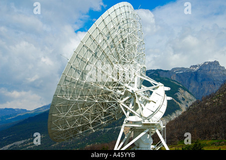 L'antenne parabolique de la station terrestre par satellite Leuk Valais Suisse Banque D'Images