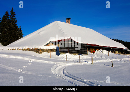 Maison de ferme à distance avec d'énergie solaire dans les montagnes du Jura, Suisse Banque D'Images