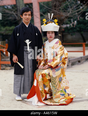 Japon Kyoto Honshu mariage traditionnel Portrait de mariés. Bride wearing Kimono élaborée et coiffure Banque D'Images