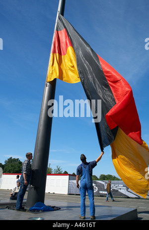 Sensibilisation d'un grand drapeau national allemand devant le Reichstag, Berlin, Allemagne Banque D'Images