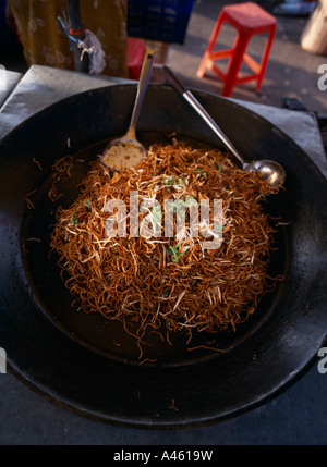 La Malaisie Kedah Langkawi un wok plein de mee goreng un plat de nouilles traditionnelles spicey sur un étal au marché de nuit dans la région de Cenang. Banque D'Images