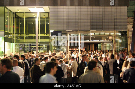 Des gens devant un club à la place du Château, Stuttgart, Allemagne Banque D'Images