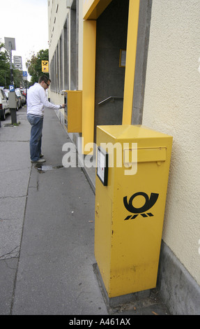 L'homme l'achat des timbres dans un distributeur automatique de timbres, Cologne, Allemagne Banque D'Images