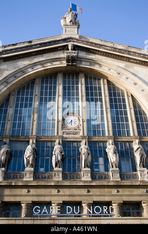 FRANCE Ile de France Paris Gare du Nord La Gare Eurostar avec des statues de la façade une horloge et Drapeau français Banque D'Images