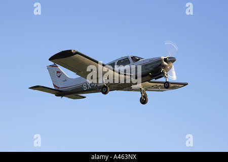 Piper PA-28 Cherokee Arrow SX-AJM décoller de l'Aérodrome de Netherthorpe, South Yorkshire, Angleterre Banque D'Images