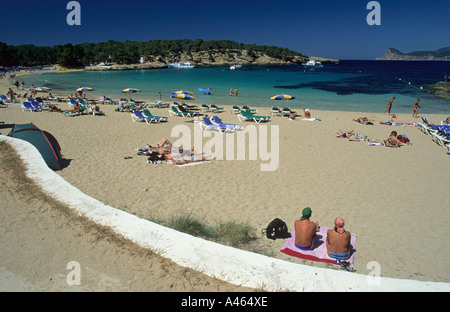 Les gens sur la plage de Cala Bassa, Ibiza Banque D'Images