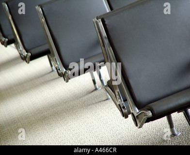 Des sièges vides dans la salle d'attente de l'aéroport. Banque D'Images