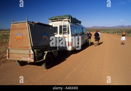 Groupe de touristes avec l'entraîneur au parc national de Karijini, Hamersley Range, Pilbara Banque D'Images