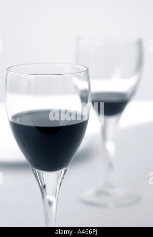 Deux verres de vin rouge. Banque D'Images