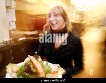 Serveuse sert le repas Banque D'Images