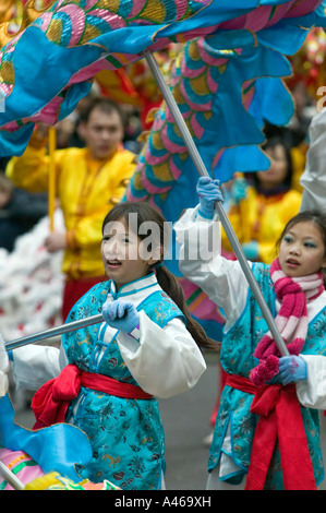 Les jeunes enfants en costumes traditionnels défilent lors des célébrations du Nouvel An Chinois, Chinatown, Londres, Angleterre, Royaume-Uni Banque D'Images