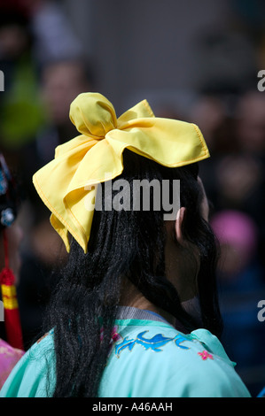 Coiffure de femme jaune durant le défilé du Nouvel An Chinois, Chinatown, Londres, Angleterre, Royaume-Uni Banque D'Images