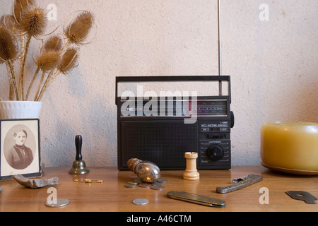 Radio portable et une petite collection de vieilles choses placé sur une commode Banque D'Images