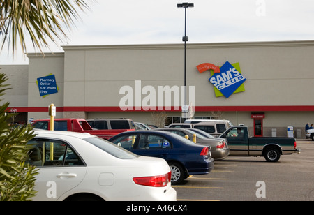 Parking spacieux à Sam's Club Warehouse aux États-Unis. Banque D'Images