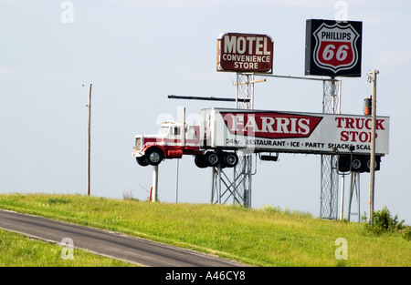 Panneau d'arrêt de camion humoristique fabriqué à partir d'une remorque de tracteur de 18 roues, Missouri, États-Unis Banque D'Images