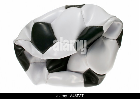 Un ballon de foot dégonflé sur fond blanc Banque D'Images