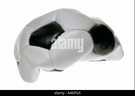 Un ballon de foot dégonflé sur fond blanc Banque D'Images
