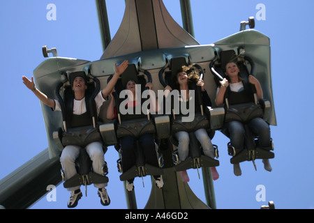 Les jeunes garçons et filles bénéficiant d''un tour sur l'attraction Nemesis à Alton Towers amusement park Banque D'Images