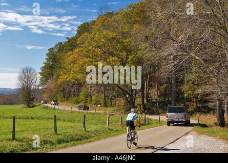 Les cyclistes et les automobilistes roulant autour de la Cades Cove Loop Great Smoky Mountains National Park Utah Banque D'Images