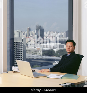 Recherche sérieuse businessman in office Banque D'Images