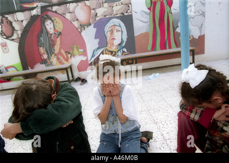 Enfants réfugiés du monde playschool enfants palestiniens dans une école gérée par l'organisme français enfants réfugiés du monde à khan younnis dans la bande de Gaza le 7 décembre 2000 l'école fournit un enseignement d'orientation et de l'activité de jeu à des enfants dans la bande de Gaza Banque D'Images