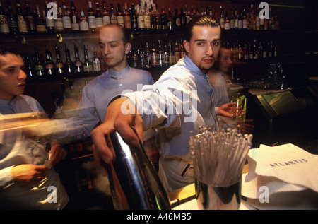 Cocktail Mixologist personnel du bar dans le bar-salon de l'Atlantique, bar, un club de membres seulement dans Piccadilly, Londres Banque D'Images