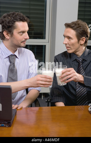 Hommes d'toasting avec du lait Banque D'Images