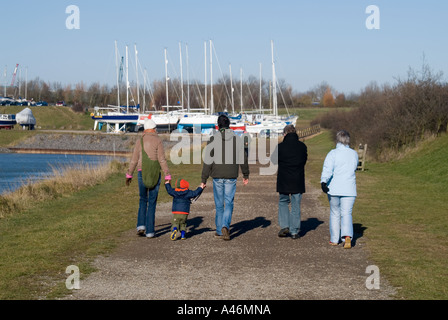 Burnham On Crouch famille prendre une promenade d'hiver à côté de la Marina Banque D'Images