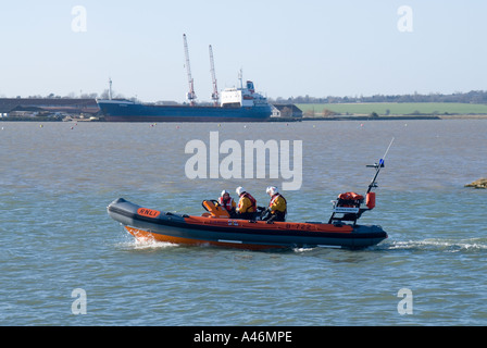 River Crouch RNLI embarcation gonflable avec équipage ou cargo amarré à côté Wallasea Island au-delà Banque D'Images