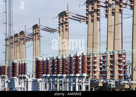 Centrale nucléaire de Bradwell conducteurs électriques et isolateurs de plein air Banque D'Images