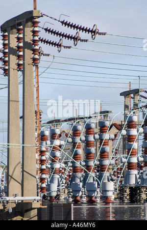 Centrale nucléaire de Bradwell conducteurs électriques et isolateurs de plein air Banque D'Images