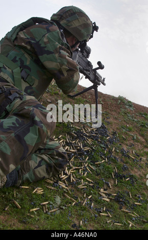 Douilles de mitrailleuse se trouvent à côté d'un soldat des Forces spéciales américaines tirent sur l'armée irakienne au cours d'une bataille au Kurdistan, Iraq Banque D'Images