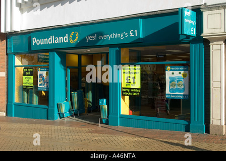 2005 centre-ville Poundland Bargain Store, magasins et commerces de détail, zone commerçante piétonne, ville de Chelmsford Essex, Angleterre, Royaume-Uni Banque D'Images