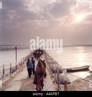 Des millions de pèlerins connu comme 'yatris" font leur chemin à la Maha Kumbh Mela à travers pont flottant d'Allahabad, Inde 2001 Banque D'Images