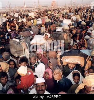 Des millions de pèlerins se rendent à Allahbad Kumbh Mela en Inde 2001 Banque D'Images