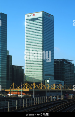 Canary Wharf banque HSBC AC office building avec le marché aux poissons de Billingsgate ci-dessous en premier plan Tower Hamlets East London England UK Banque D'Images