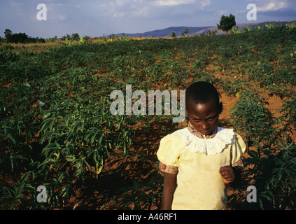 Marie est un orphelin de 8 ans qui travaille dans les champs derrière la Maison Shalom où elle vit, Ruyigi, Burundi Banque D'Images