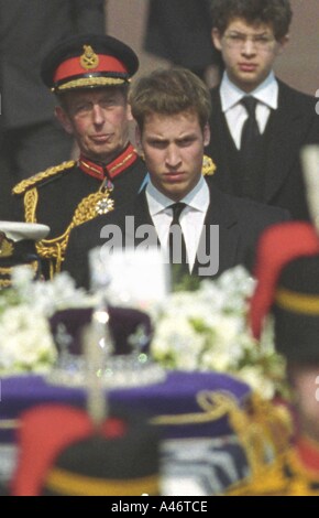 Le prince William et le Prince Michael de Kent à pied derrière la Reine mère' s coffin à ses funérailles le Mall Londres Banque D'Images