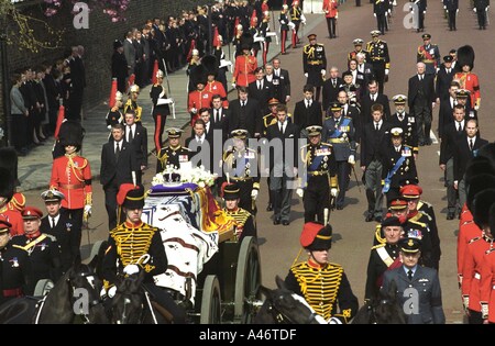 Les membres de la famille royale à pied derrière le cercueil de la reine mère en passant d'un Palais St James à l'abbaye de Westminster Banque D'Images