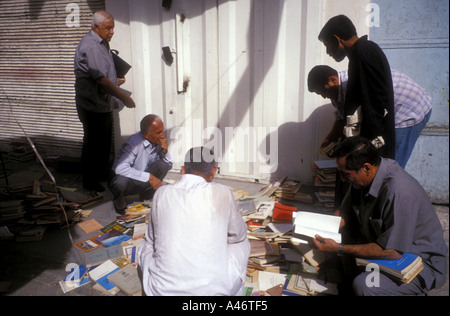 Marché du livre off sadoun street à Bagdad où les gens viennent pour vendre leurs livres Bagdad Iraq Banque D'Images