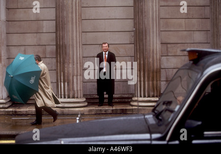 Un homme se tient à l'extérieur de la Banque d'Angleterre, dans la ville de London, UK Banque D'Images
