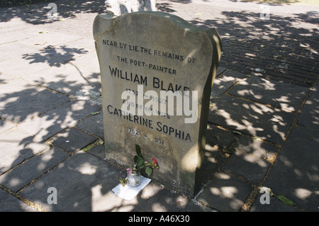 La pierre tombale de William Blake, poète et artiste avec une fleur par la tombe de Bunhill Fields, London, UK Banque D'Images