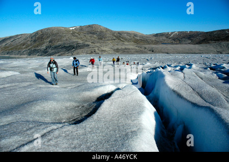 Groupe de randonnée sur le bouclier de glace avec crevasse à Apuserserpia Eastgreenland glacier Banque D'Images