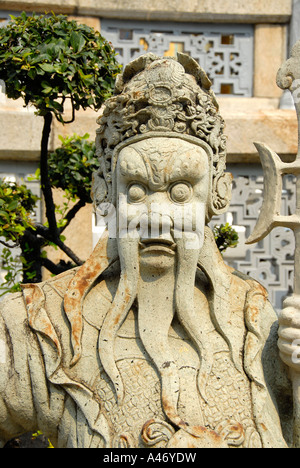 Statue chinoise garde avec longue barbe au Wat Phra Keo Keo dans le parc du Grand Palais Royal Bangkok Thaïlande Banque D'Images